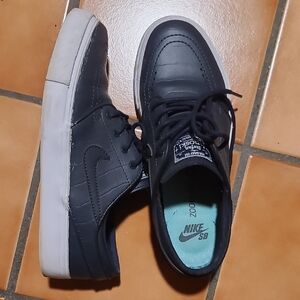 Nike SB Men's Navy and White Sneakers